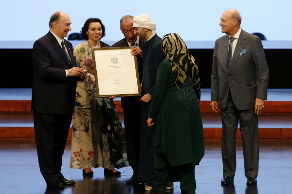 Mustafa Said receive the award during the final gala performance. On the stage: H.H. the Aga Khan; Prince Amyn Aga Khan; Marcelo Mustafa Said receive the award during the final gala performance. On the stage: H.H. the Aga Khan; Prince Amyn Aga Khan; Marcelo